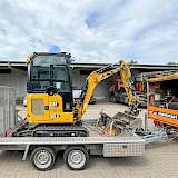 Minibagger auf Anhänger