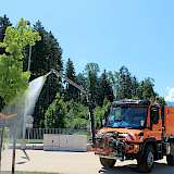 Gießarm an Unimog bei der Stadtbaumbewässerung