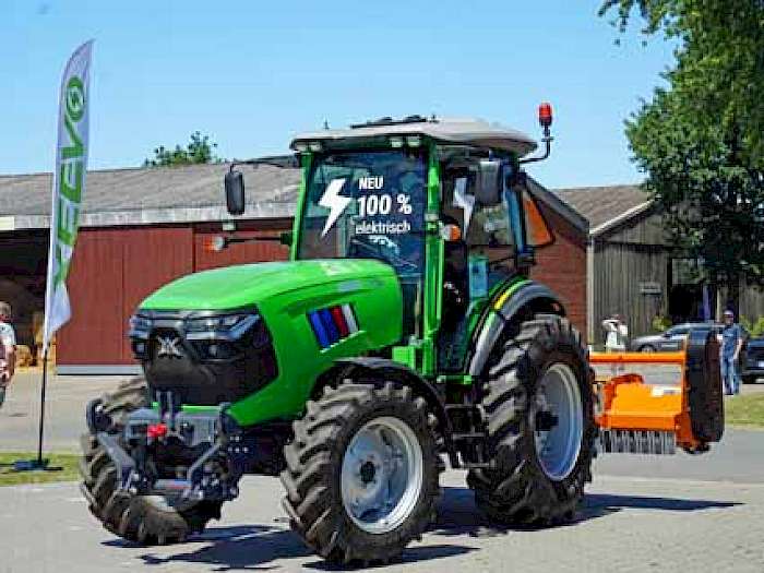 Elektrotraktor Xeevo E9041i im Bauhof-Einsatz