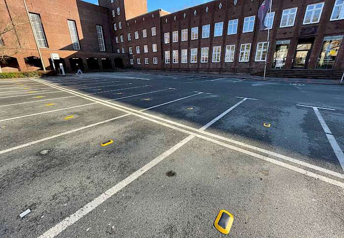 smarte Bodensensoren auf einem Parkplatz