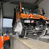 Einschäumen eines Unimog kommunal auf Rampe