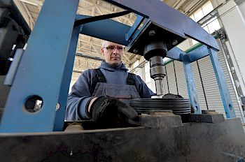 Maik Nielebock repariert Geräte in Maschinen in der sanierten Werktstatthalle.