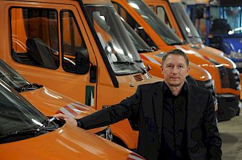 André Könnecke in der Maschinenhalle des Bauwirtschaftshofes.