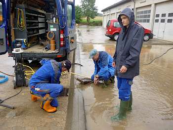 Bauhof teilweise unter Wasser. Die Kollegen vom Wasserwerk waren sofort da - hier hilft man sich.