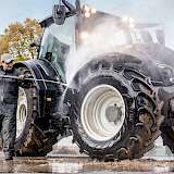 Traktor, der mit einem Hochdruckreiniger gereinigt wird