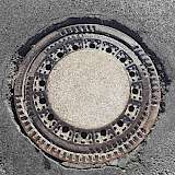 Frostaufbruch rund um Schachtabdeckung