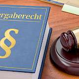 Buch mit Paragraphen und Aufschrift Vergaberecht