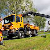 2-Achs-Lkw mit Allradantrieb, Kippaufbau und Ladekran