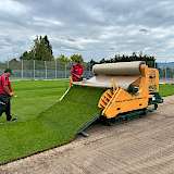 Rollrasenverlegung auf Sportplatz